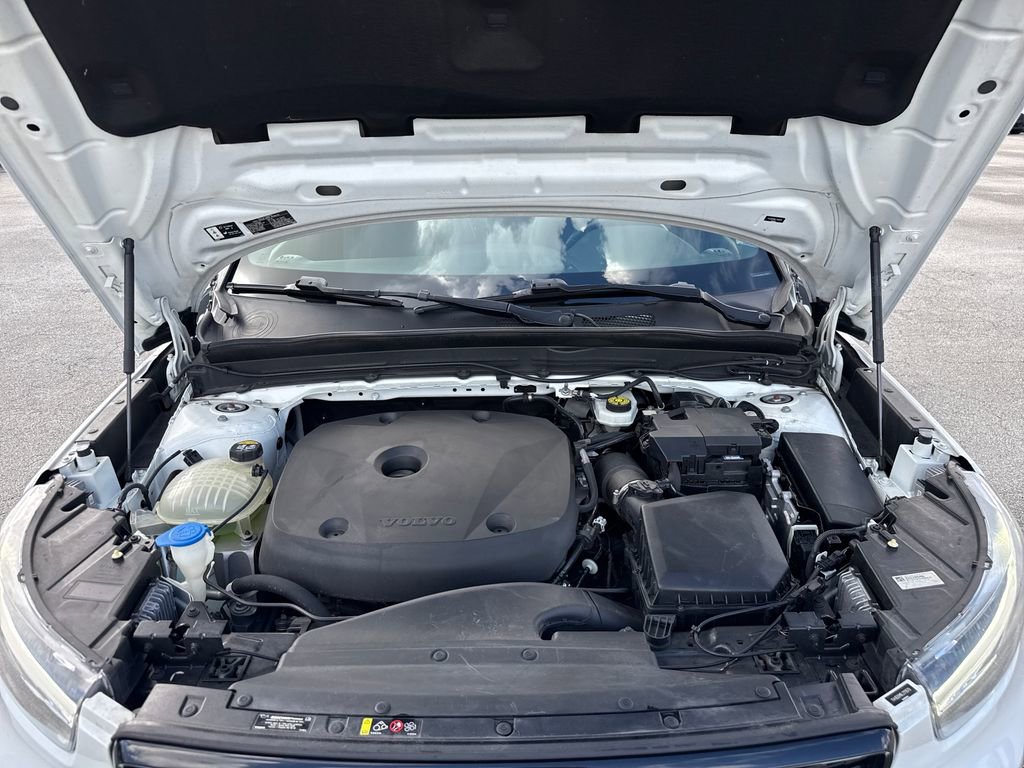 Used 2020 Volvo XC40 T5 R-Design image 28