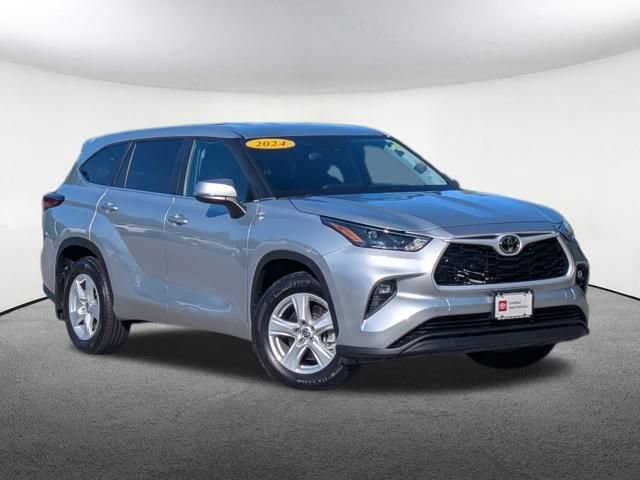 Certified 2024 Toyota Highlander LE AWD/4WD image 2