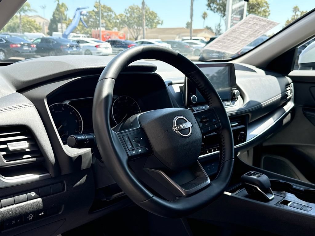 Used 2025 Nissan Rogue SV FWD image 10