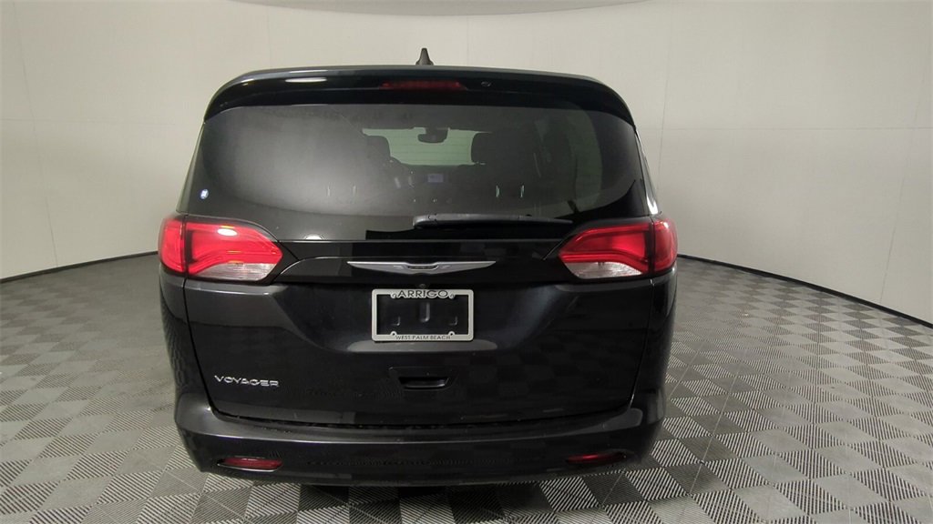 Used 2023 Chrysler Voyager LX image 5