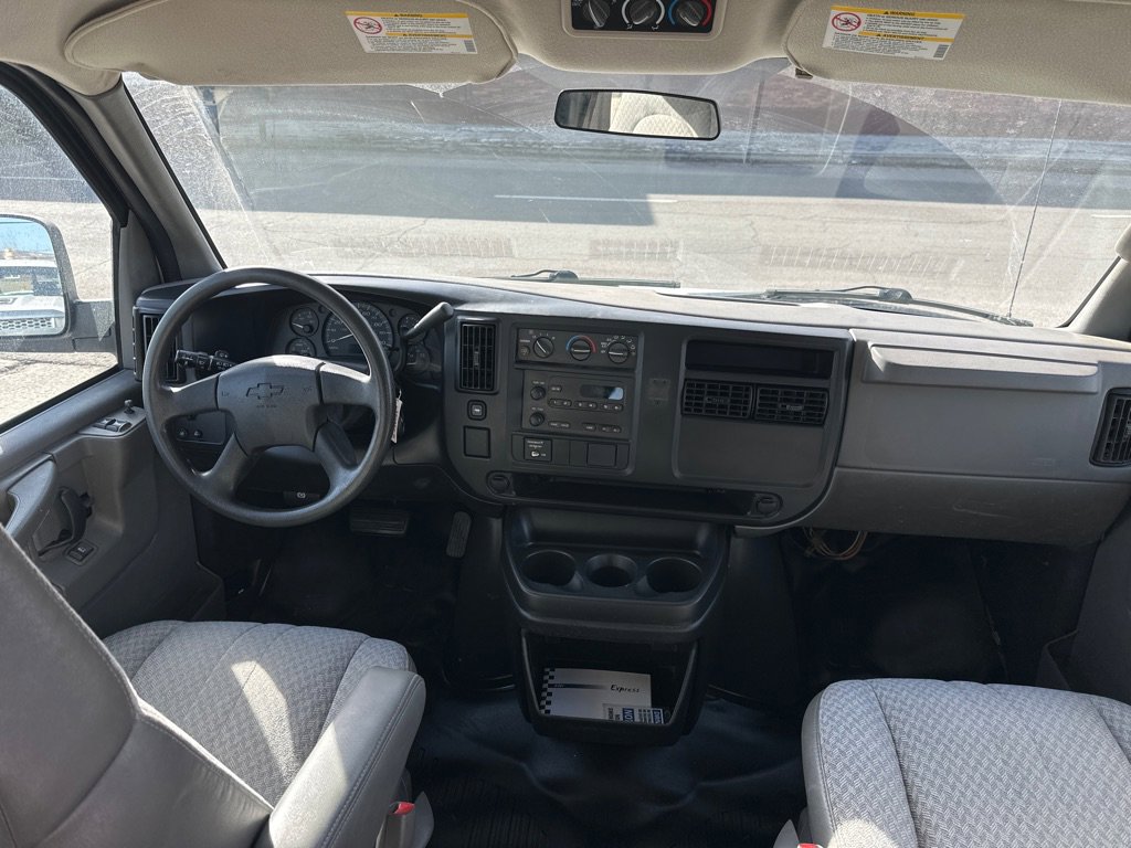 Used 2004 Chevrolet Express 2500 image 10