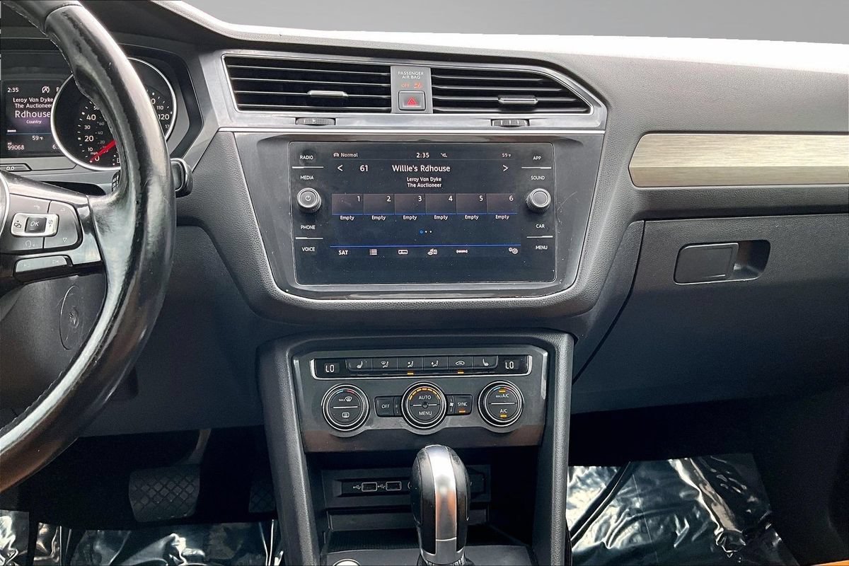 Used 2018 Volkswagen Tiguan SE w/ Panoramic Sunroof Package AWD/4WD image 24