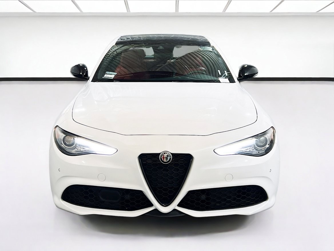 Used 2023 Alfa Romeo Giulia Veloce RWD image 2