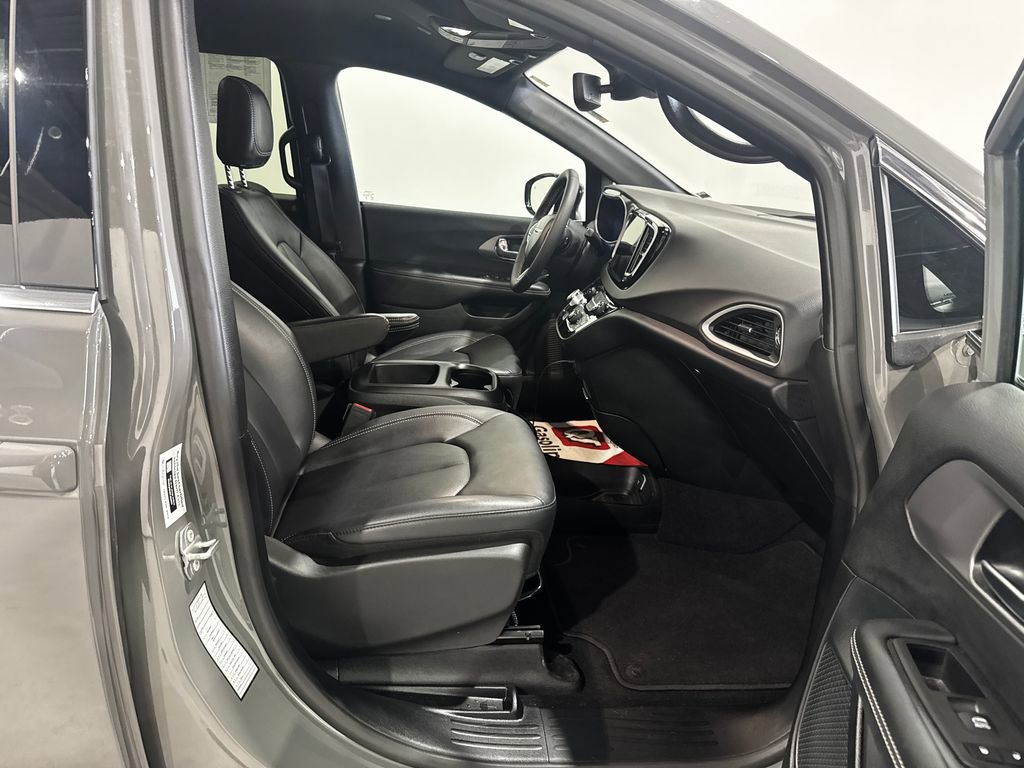 Used 2025 Chrysler Pacifica Select FWD image 23