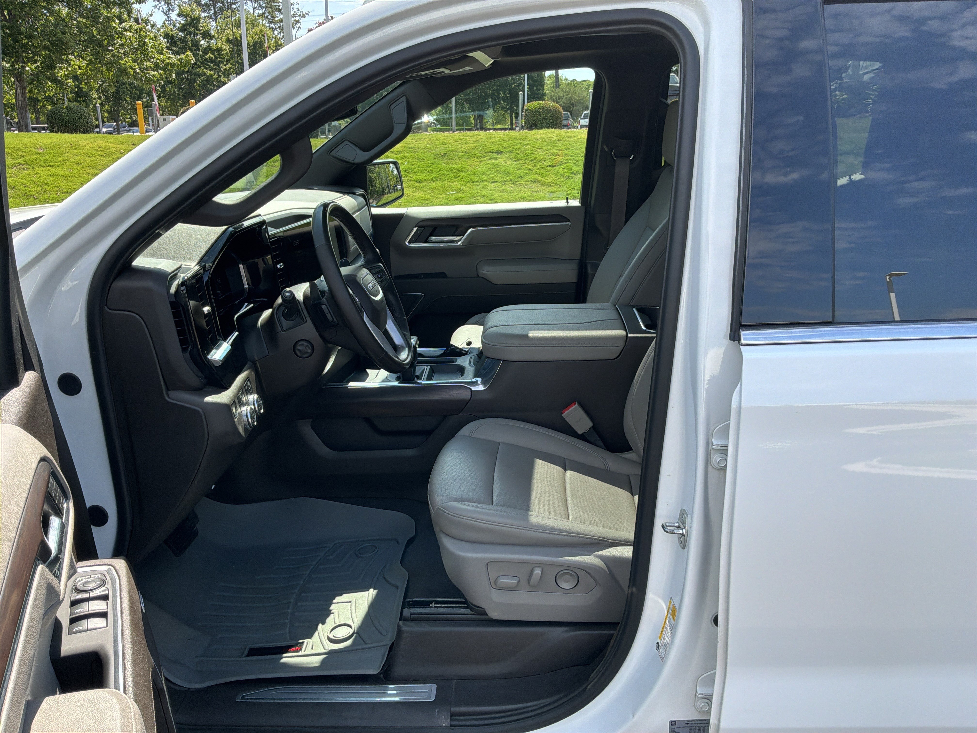 Used 2024 GMC Sierra 1500 SLT w/ SLT Premium Plus Package AWD/4WD image 16