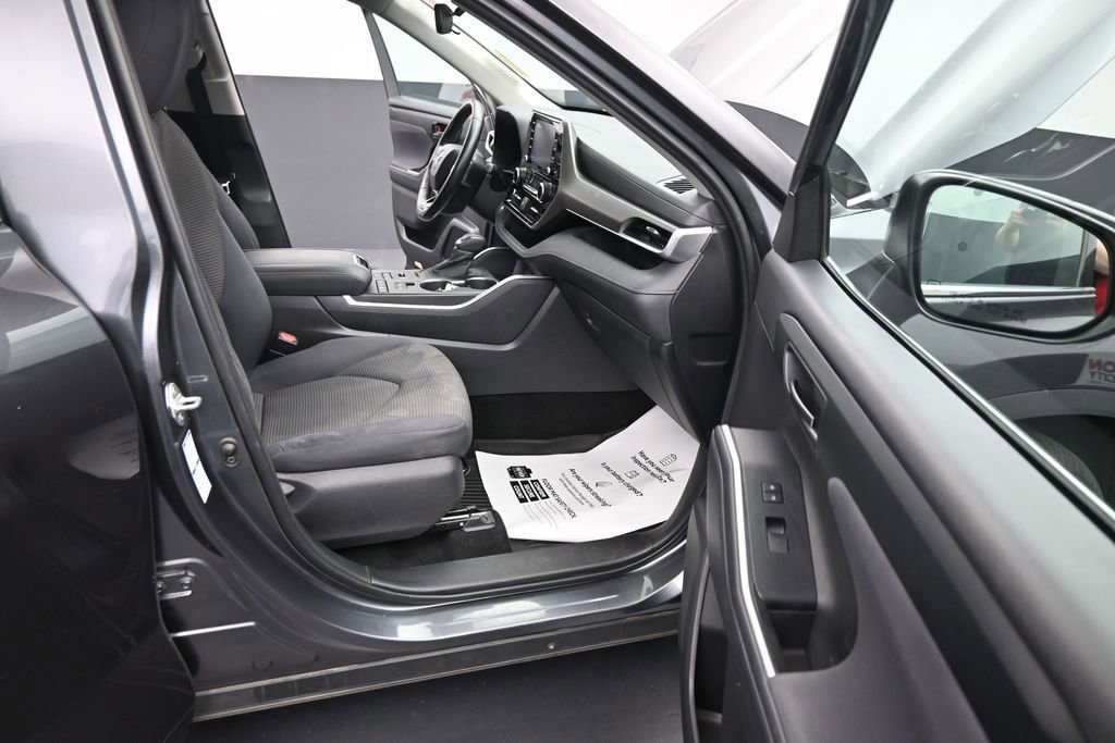 Used 2020 Toyota Highlander LE AWD/4WD image 26
