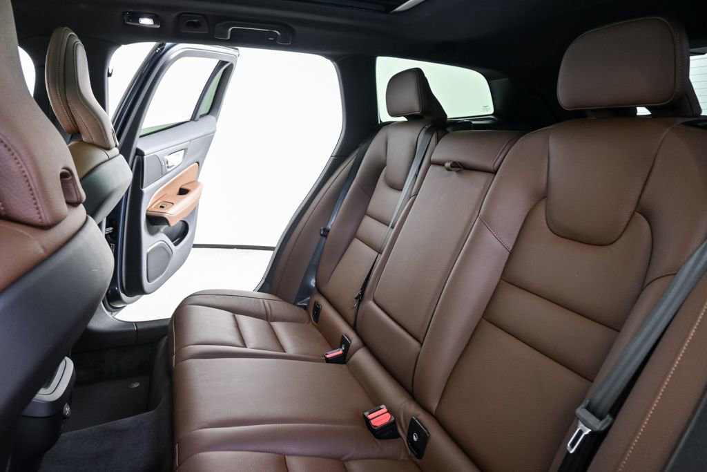 Used 2025 Volvo V60 B5 Cross Country Plus image 21