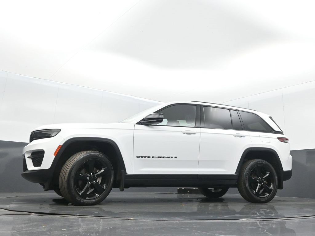 Used 2023 Jeep Grand Cherokee Altitude image 31