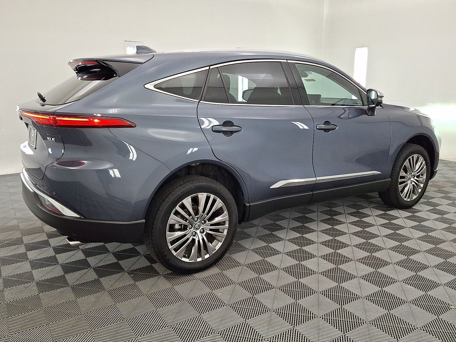 Certified 2023 Toyota Venza XLE AWD/4WD image 18