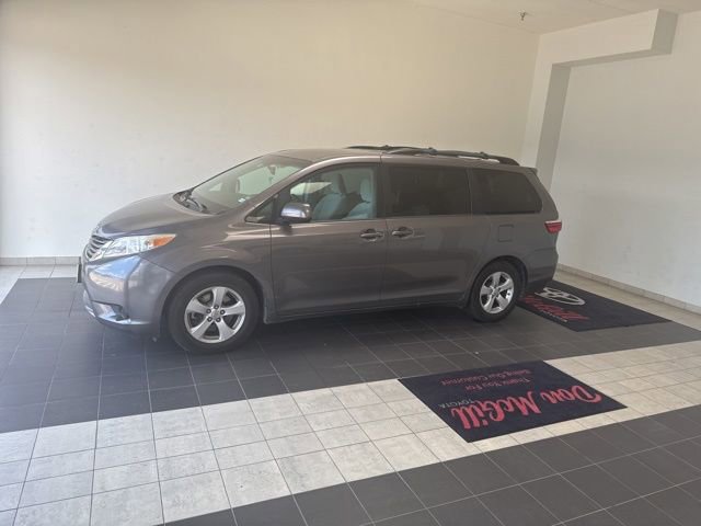 Used 2017 Toyota Sienna LE FWD image 2