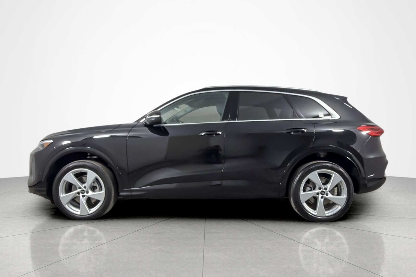 Used 2025 Audi Q5 Premium Plus w/ Premium Plus AWD/4WD image 2