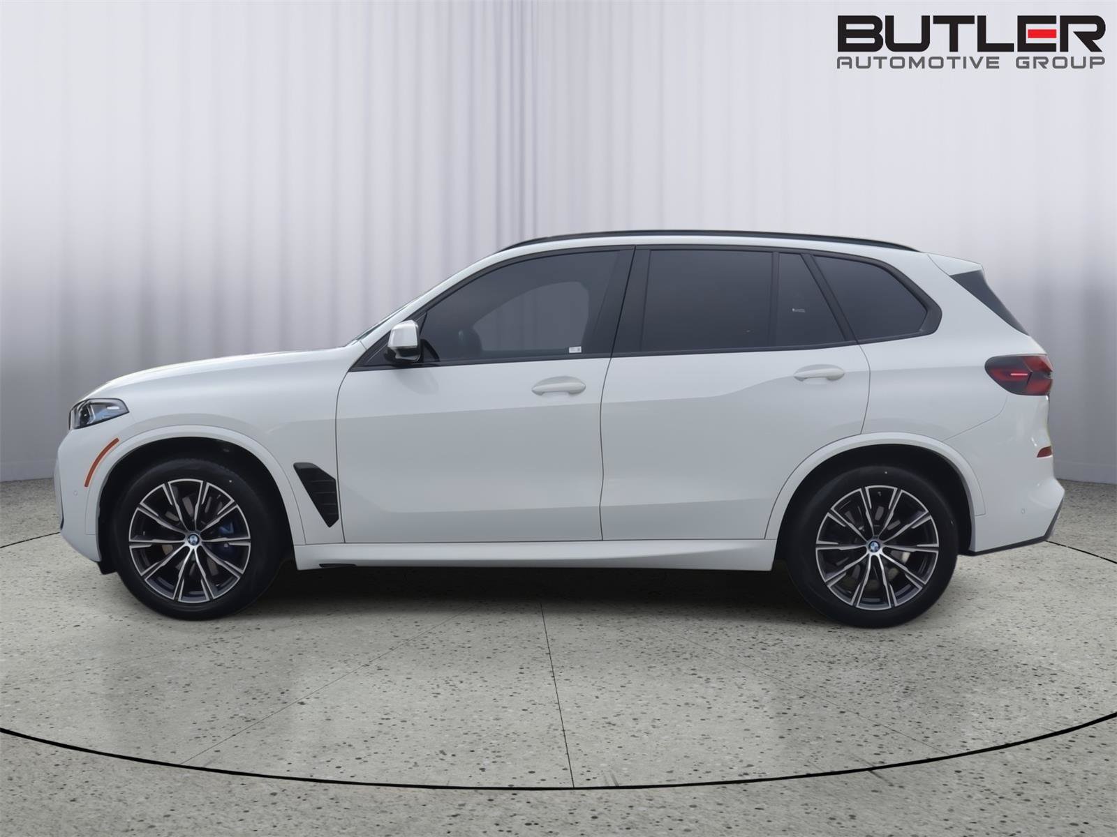 Used 2024 BMW X5 xDrive40i w/ M Sport Package AWD/4WD image 3