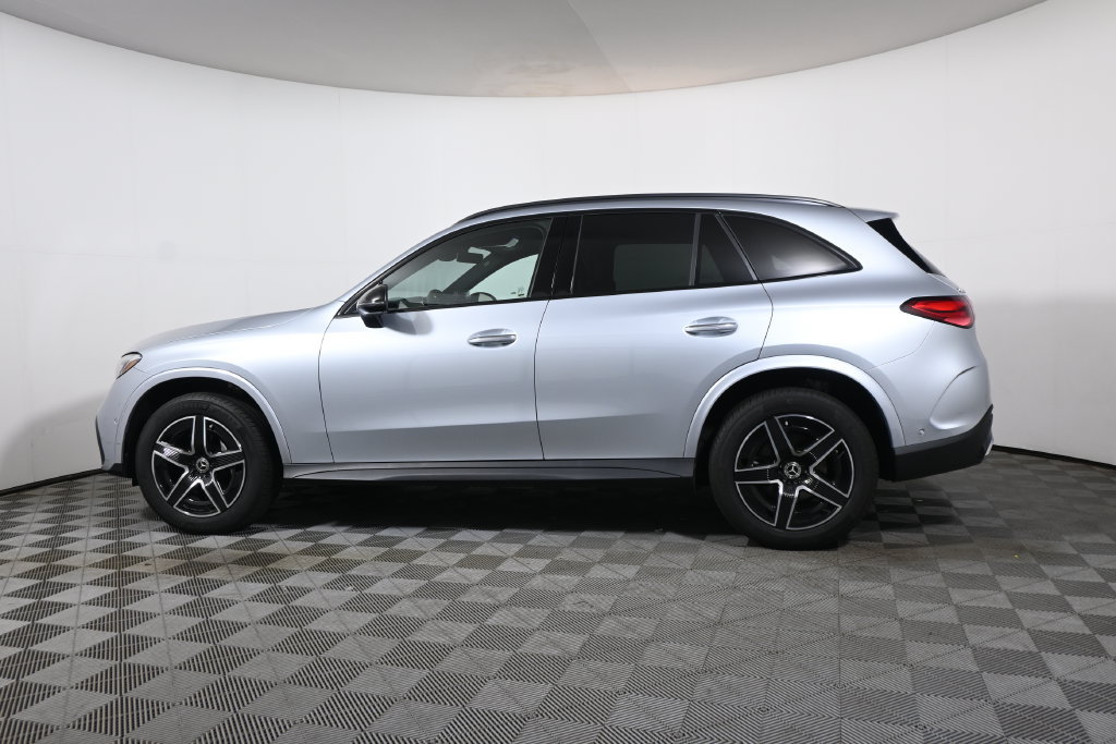 Used 2025 Mercedes-Benz GLC 300 4MATIC image 2
