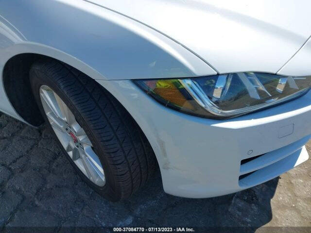 Used 2017 Jaguar XE Premium RWD image 10