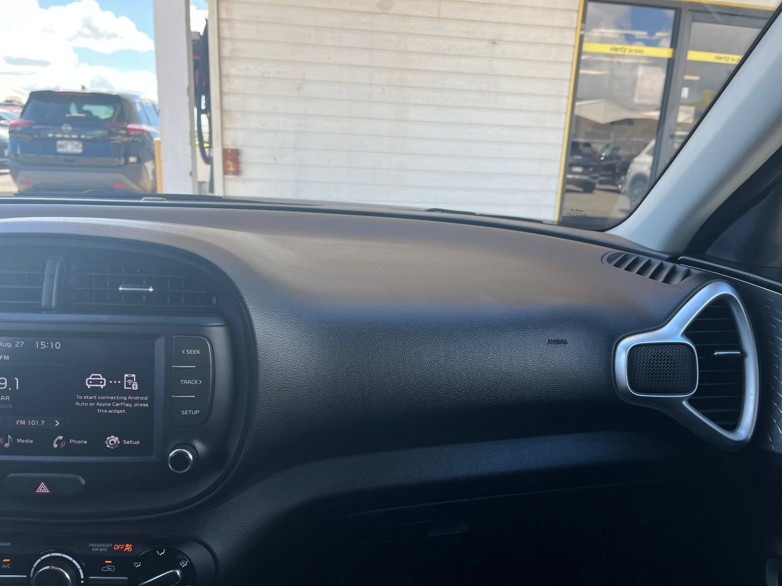 Used 2025 Kia Soul LX w/ LX Technology Package FWD image 32