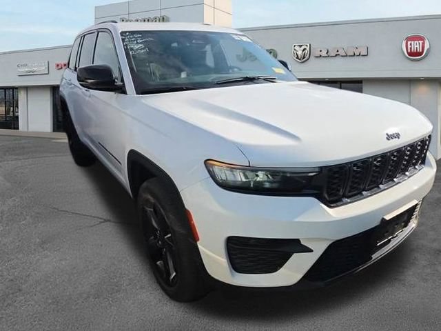 Used 2023 Jeep Grand Cherokee Altitude AWD/4WD image 2