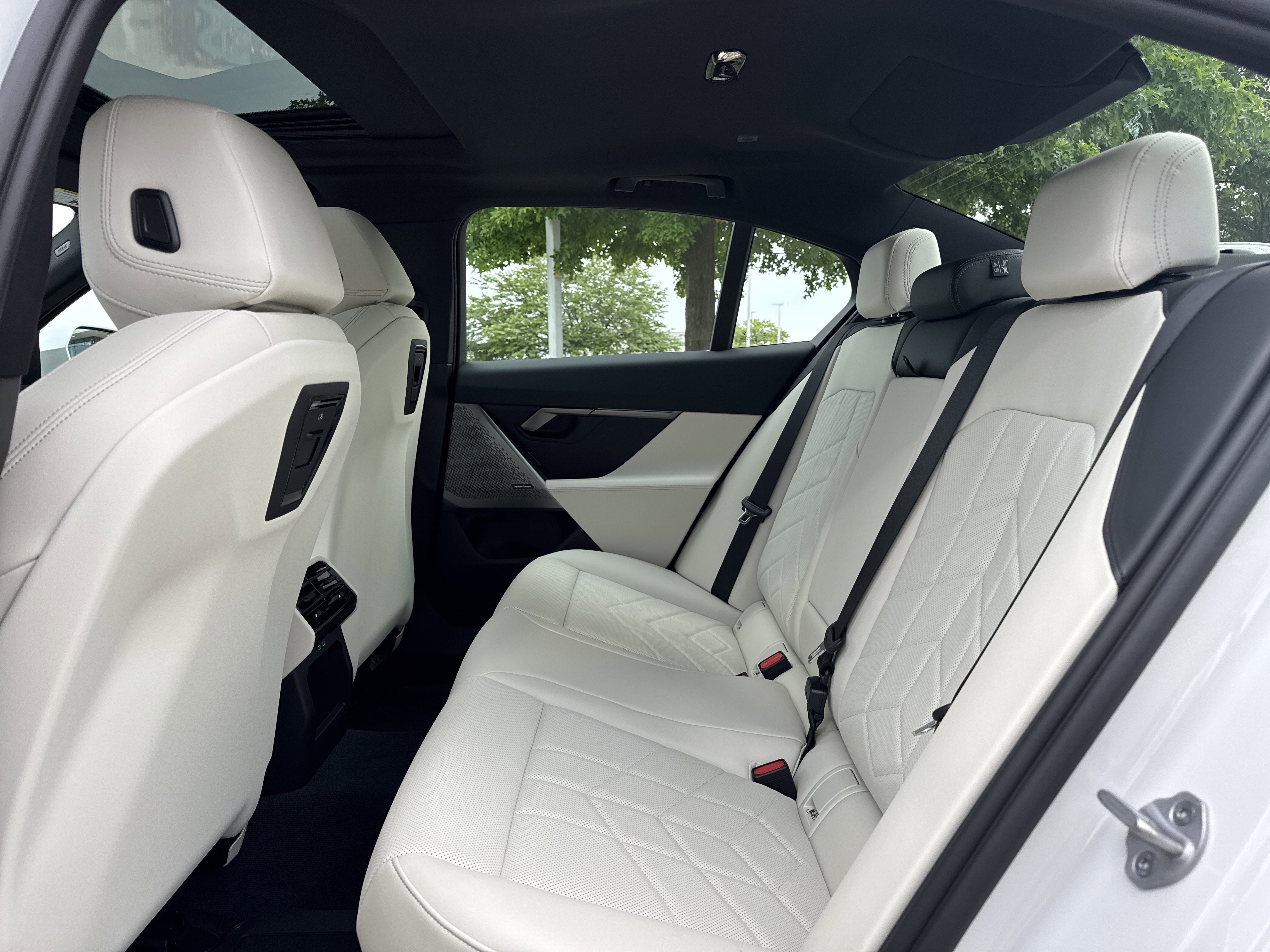 New 2026 BMW i5 eDrive40 w/ Premium Package image 11