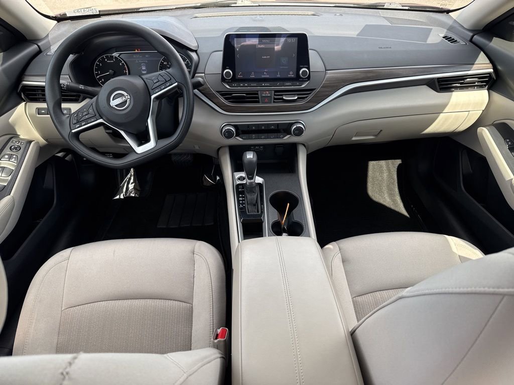 Used 2025 Nissan Altima 2.5 SV image 14