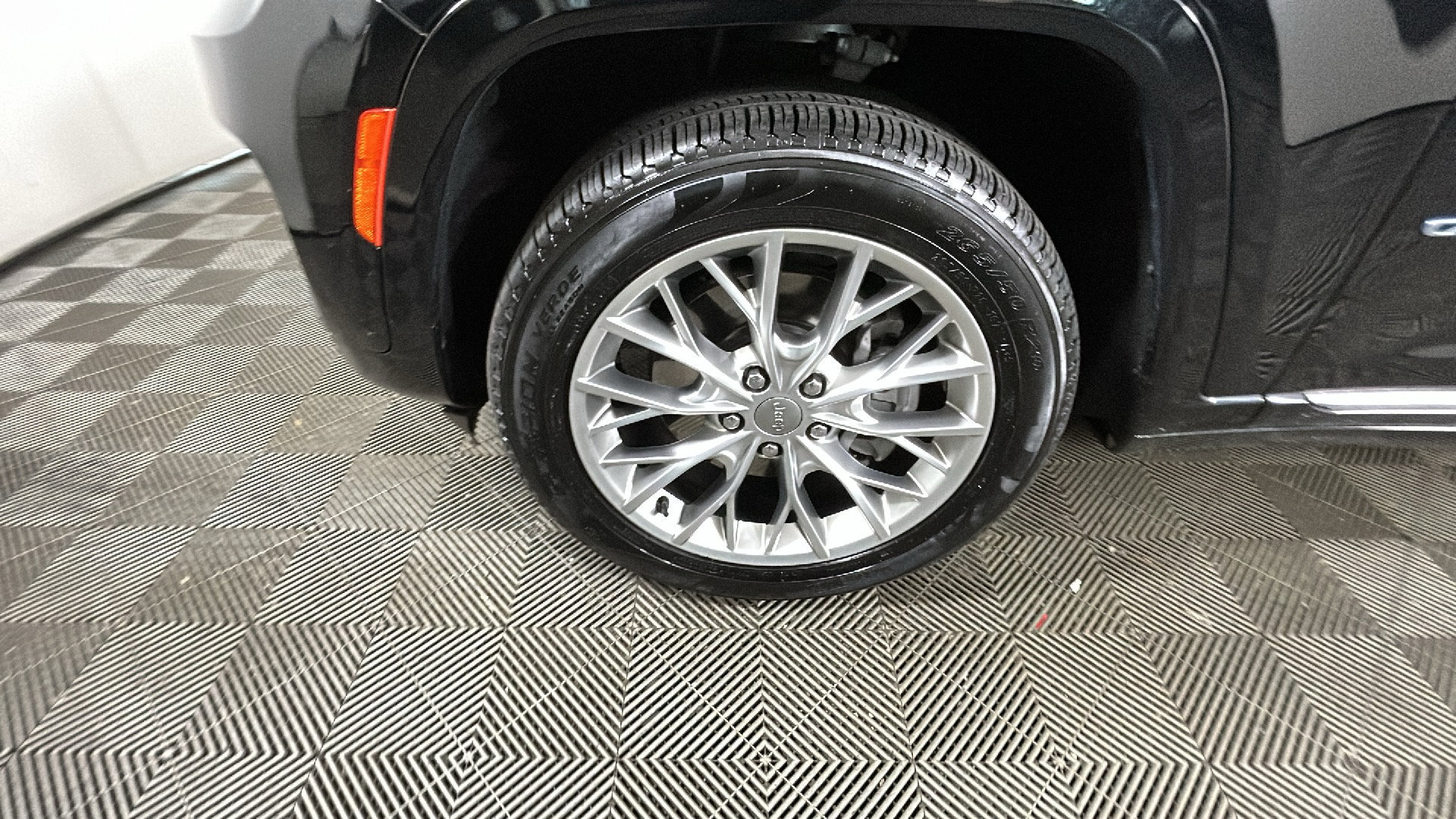 Used 2023 Jeep Grand Cherokee Summit AWD/4WD image 10