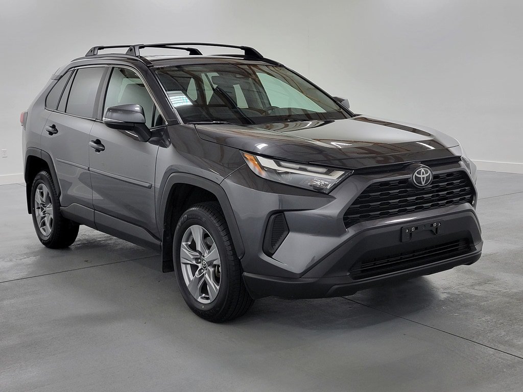 Used 2022 Toyota RAV4 XLE w/ Convenience Package FWD image 2