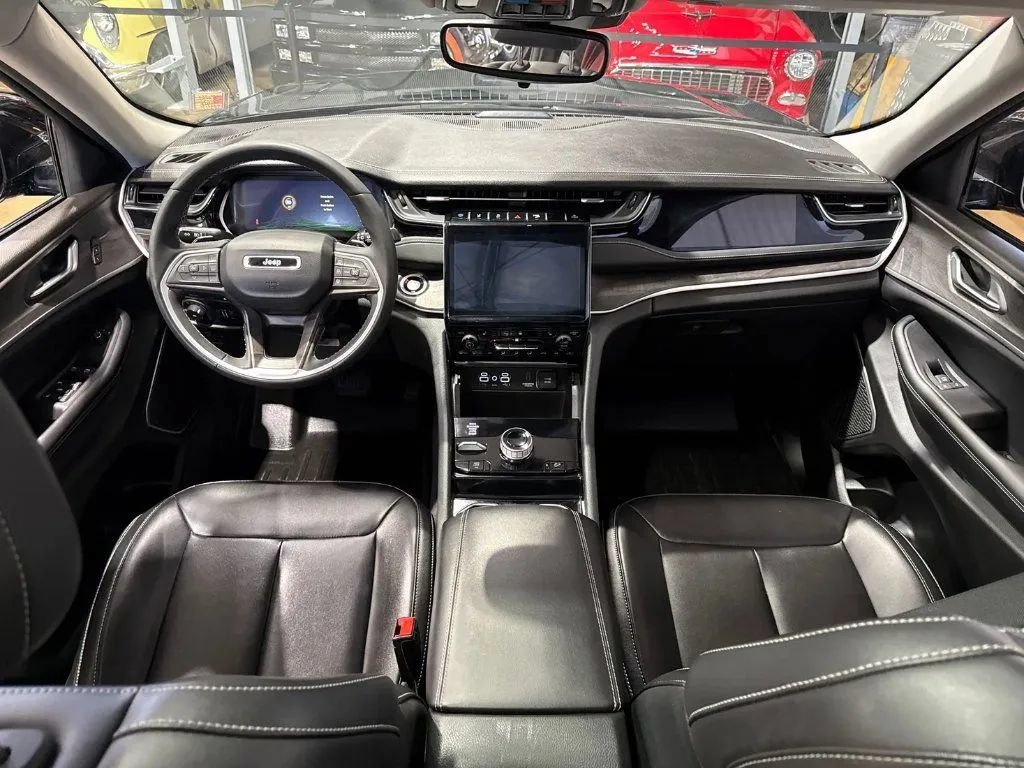 Used 2023 Jeep Grand Cherokee 4WD 4xe image 14