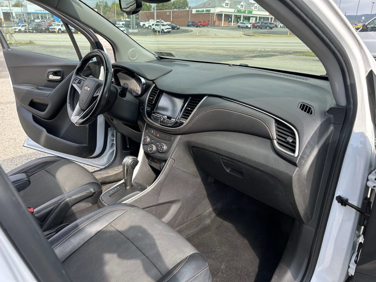Used 2017 Chevrolet Trax LT w/ Sun & Sound Package image 13