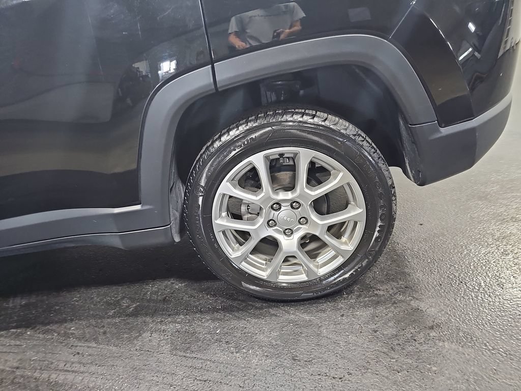 Used 2024 Jeep Compass Latitude AWD/4WD image 32
