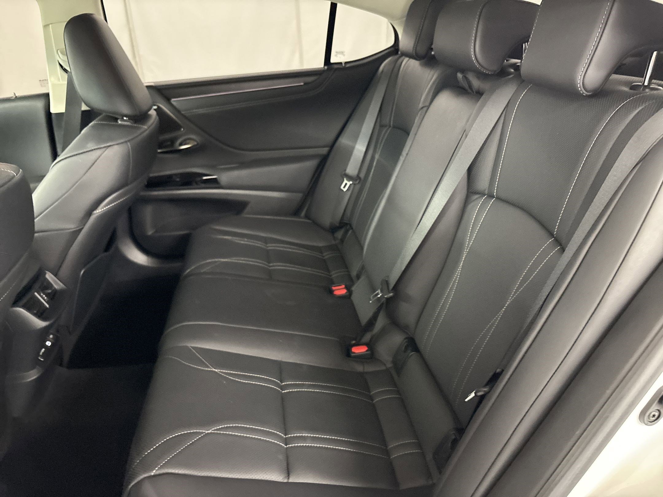 Used 2025 Lexus ES 300h w/ Luxury Package FWD image 15