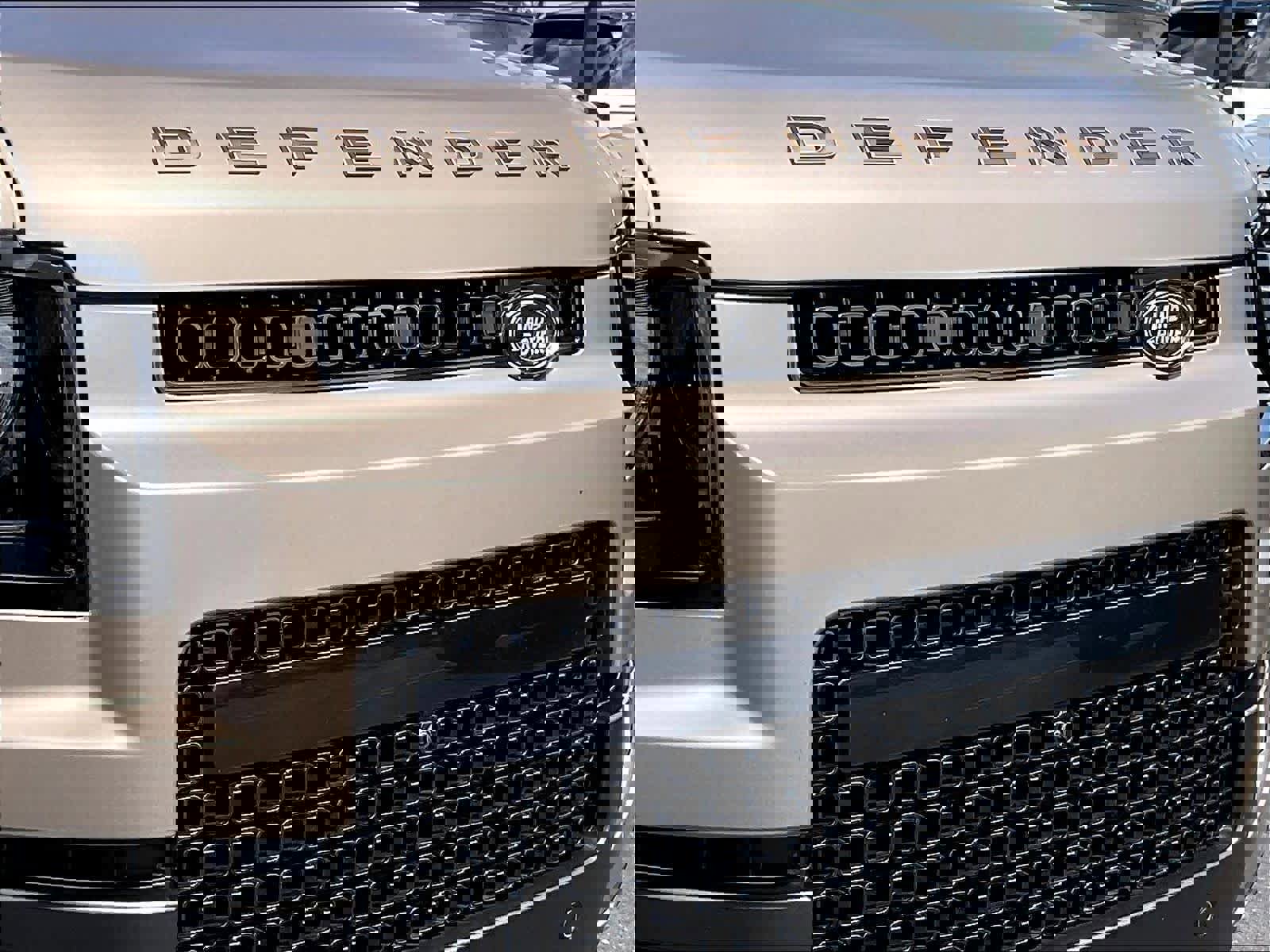 Used 2025 Land Rover Defender 110 AWD/4WD image 32