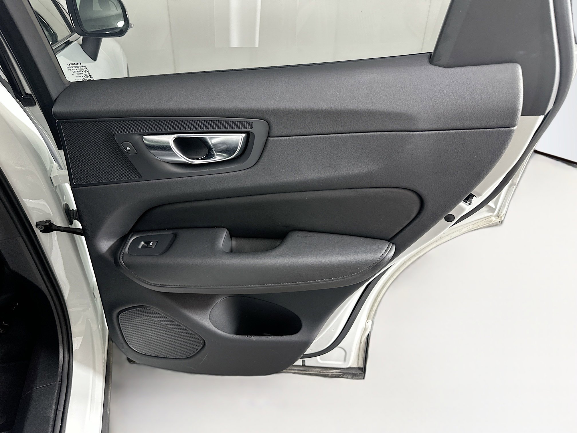 Used 2025 Volvo XC60 B5 Plus image 31