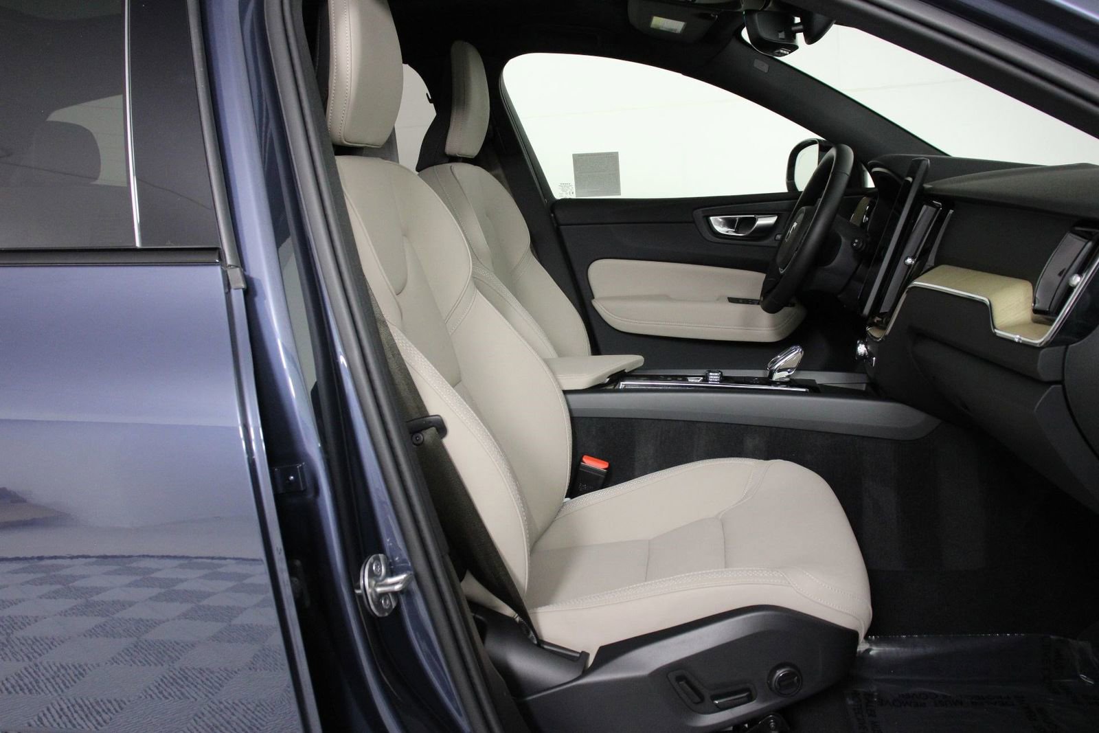 Certified 2026 Volvo XC60 B5 Plus w/ Protection Package Premier AWD/4WD image 29