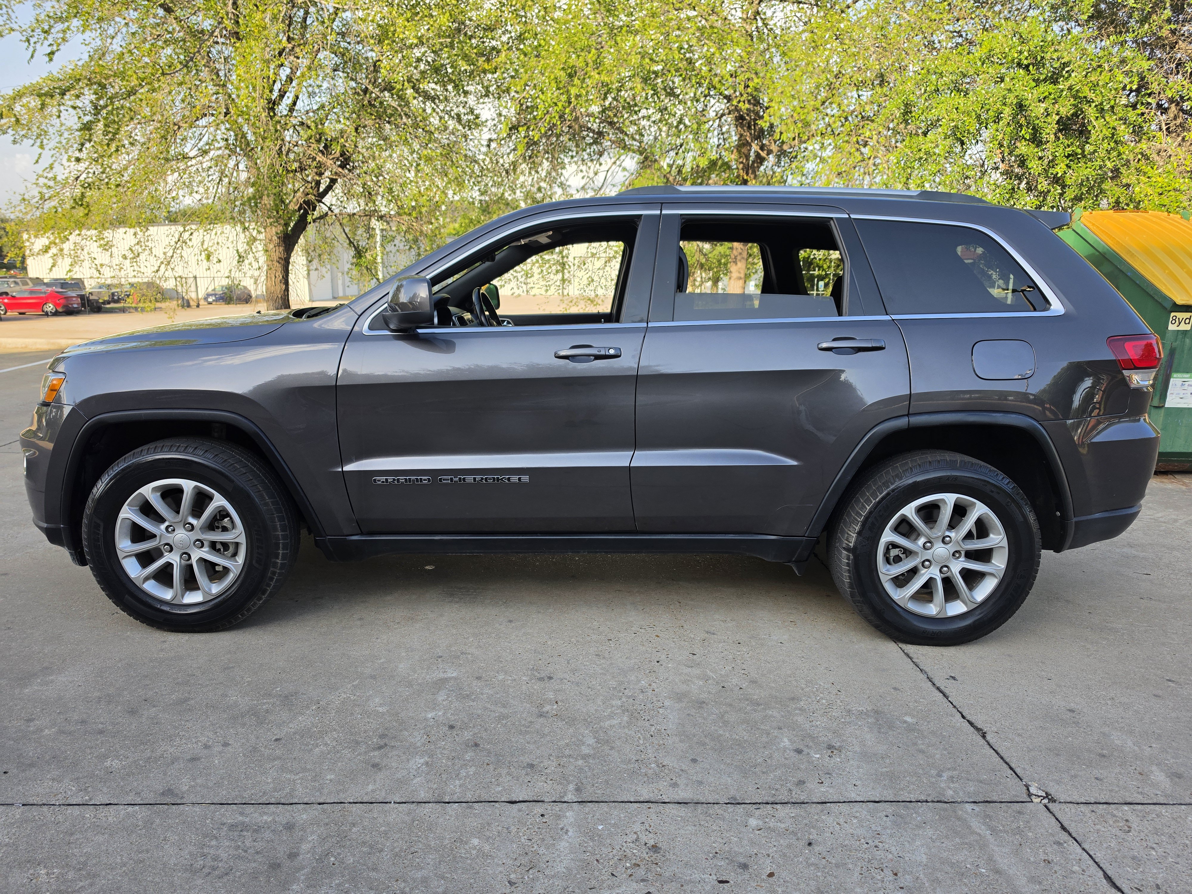 Used 2021 Jeep Grand Cherokee Laredo AWD/4WD image 4