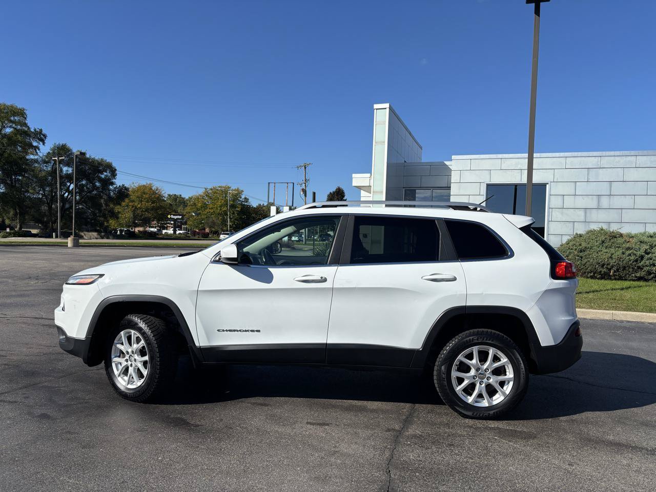 Used 2014 Jeep Cherokee Latitude w/ Cold Weather Group AWD/4WD image 4