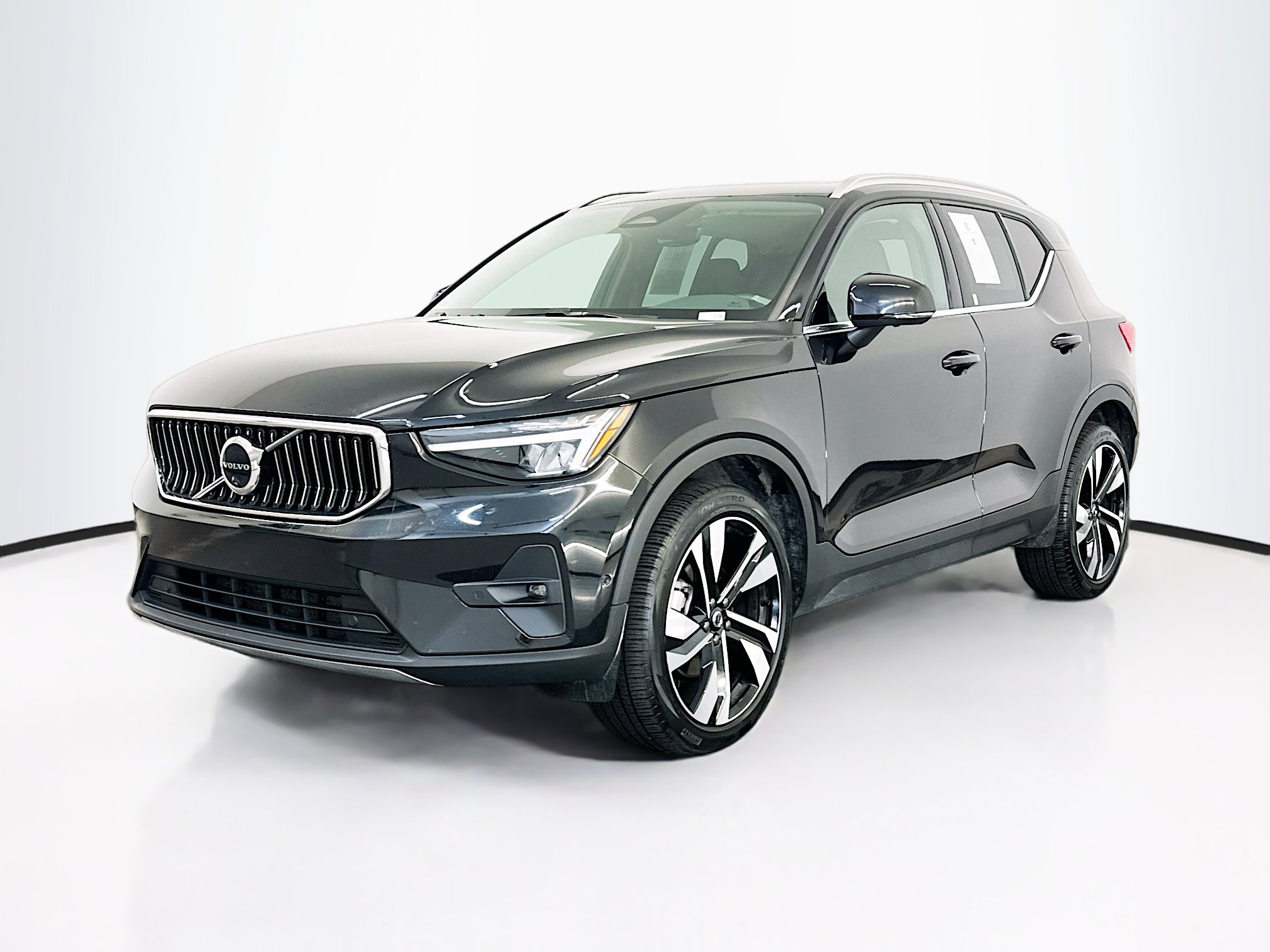 Used 2025 Volvo XC40 B5 Plus image 3