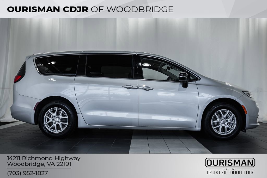 Certified 2024 Chrysler Pacifica Touring-L image 3