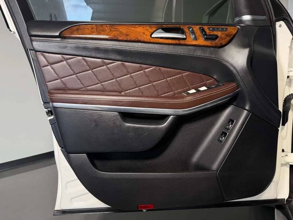 Used 2015 Mercedes-Benz GL 550 4MATIC image 30