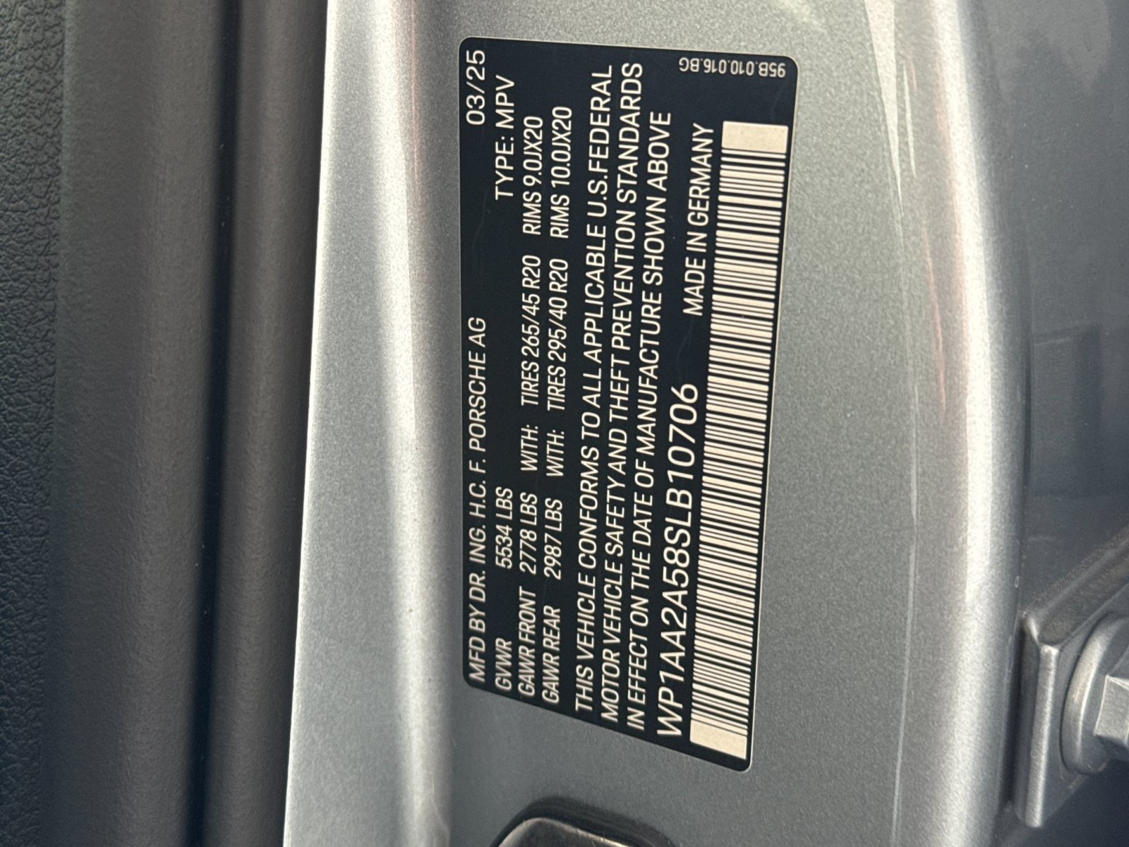 Certified 2025 Porsche Macan AWD/4WD image 33