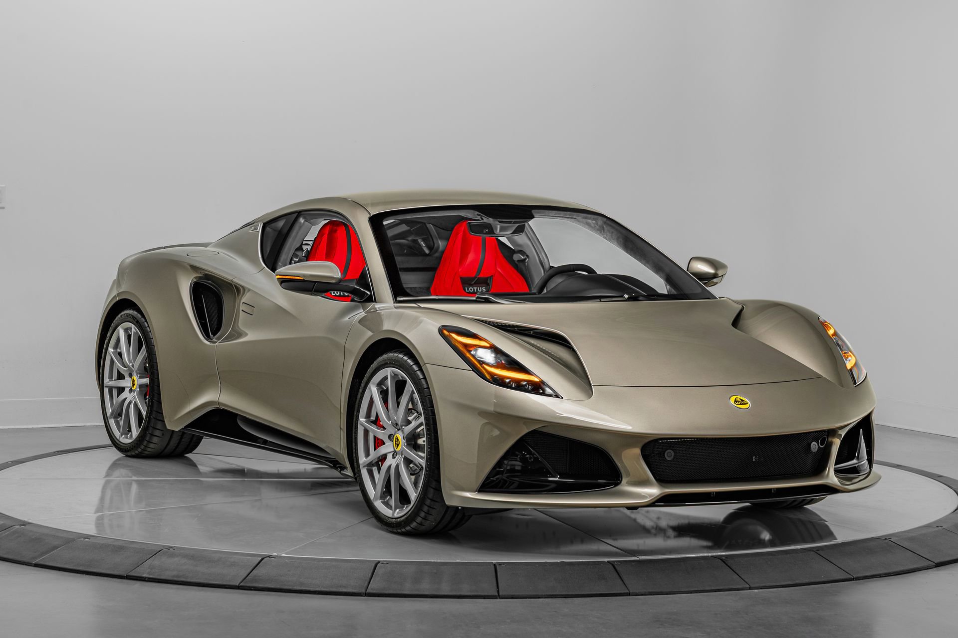 Used 2025 Lotus Emira RWD image 1