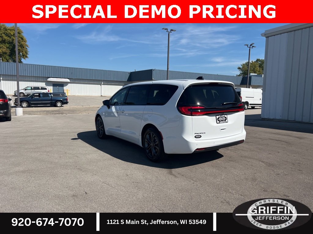 New 2026 Chrysler Pacifica Select image 17