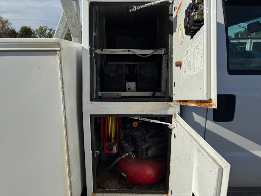 Used 2014 Ford F550 4x4 Regular Cab Super Duty image 17