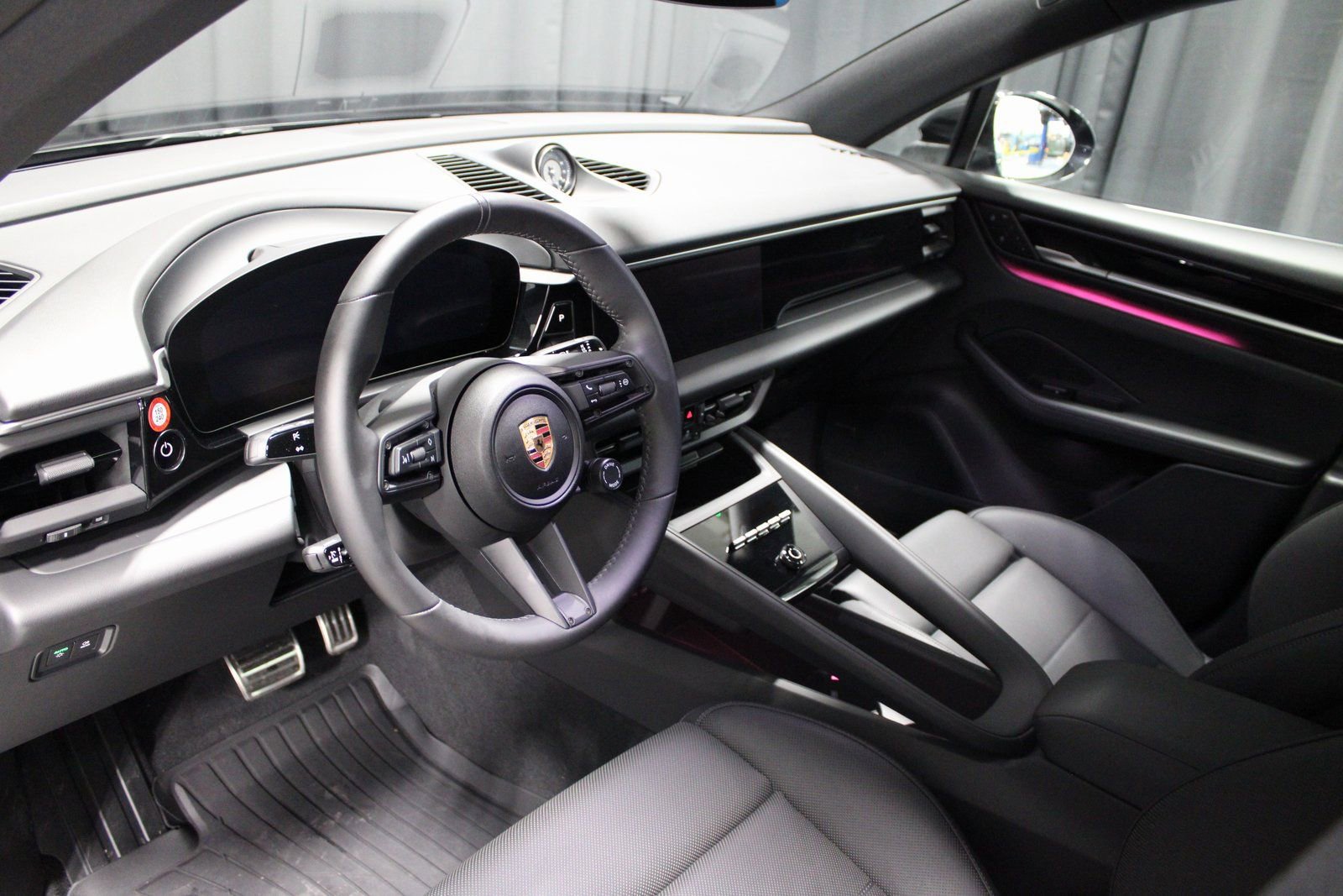 Certified 2025 Porsche Macan Electric image 4