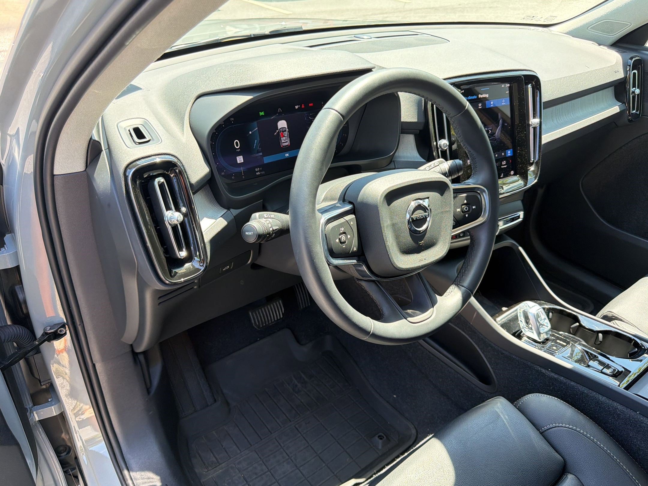 Used 2024 Volvo XC40 B5 Plus w/ Protection Package Premier AWD/4WD image 4
