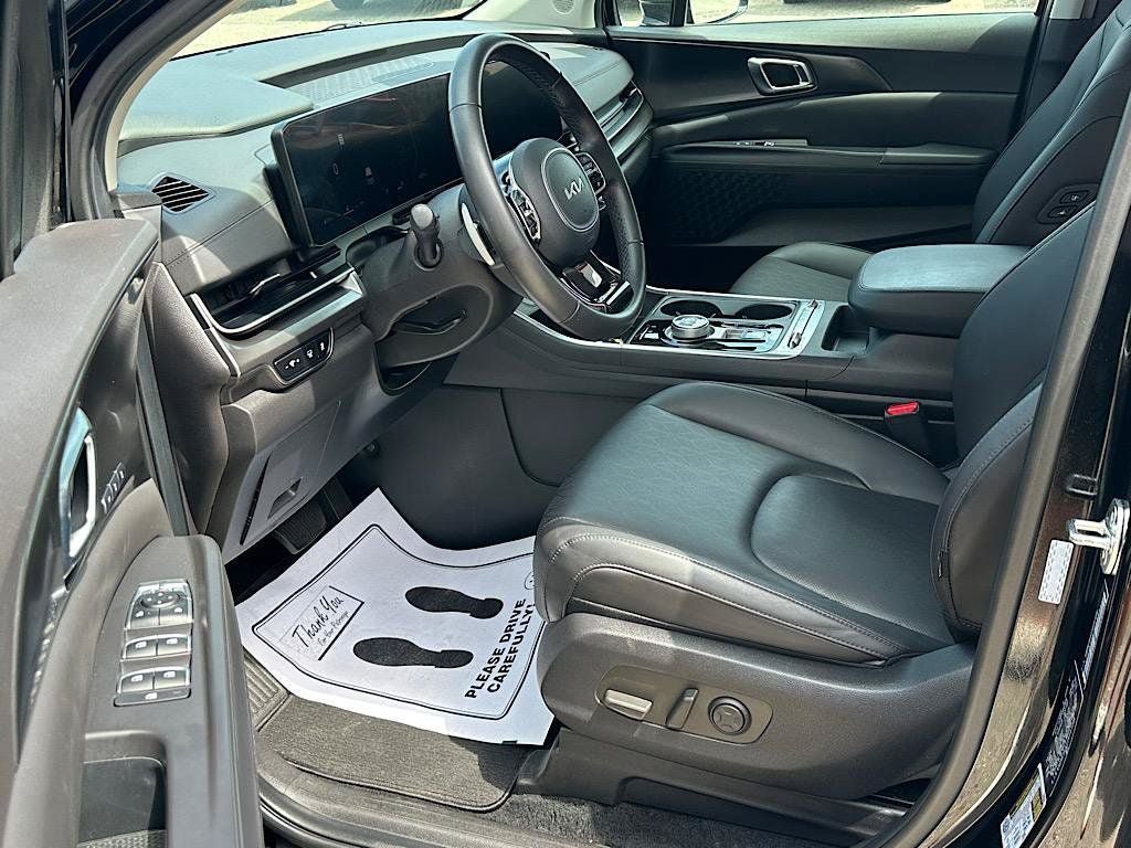 Used 2025 Kia Carnival SX w/ SX Dark Edition Package FWD image 12