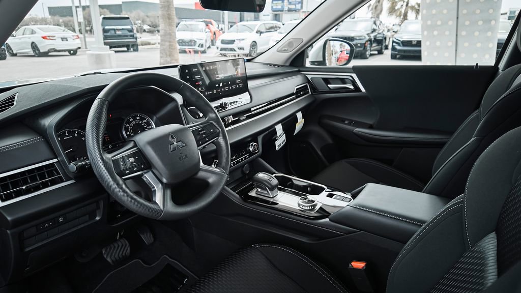New 2026 Mitsubishi Outlander ES FWD image 2