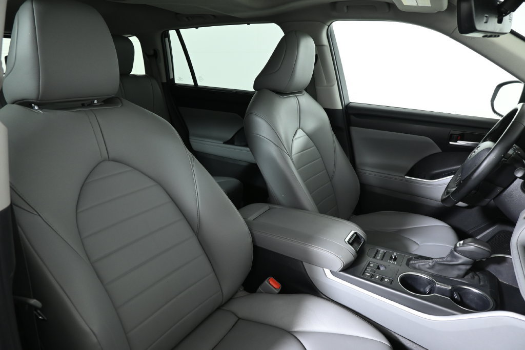 Used 2023 Toyota Highlander XLE AWD/4WD image 29