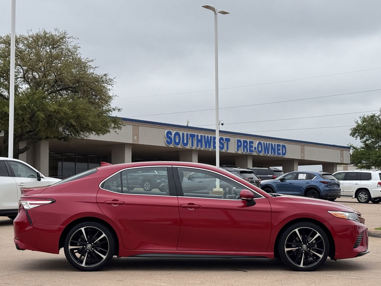 Used 2020 Toyota Camry XSE image 3