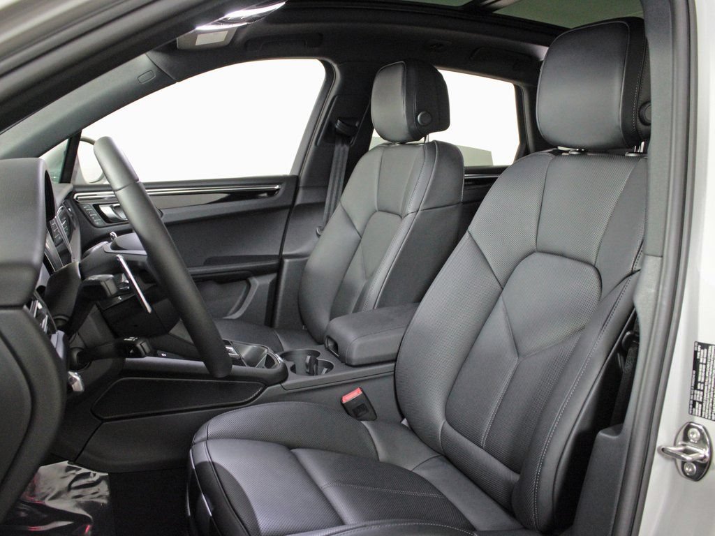 Certified 2026 Porsche Macan AWD/4WD image 5