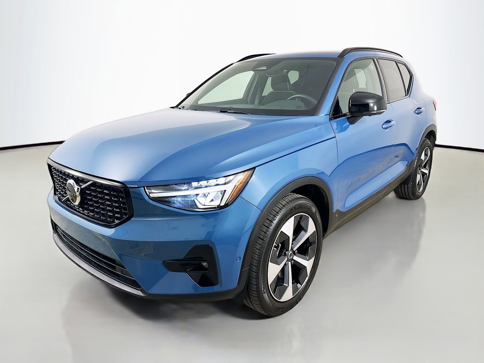 Used 2025 Volvo XC40 B5 Plus