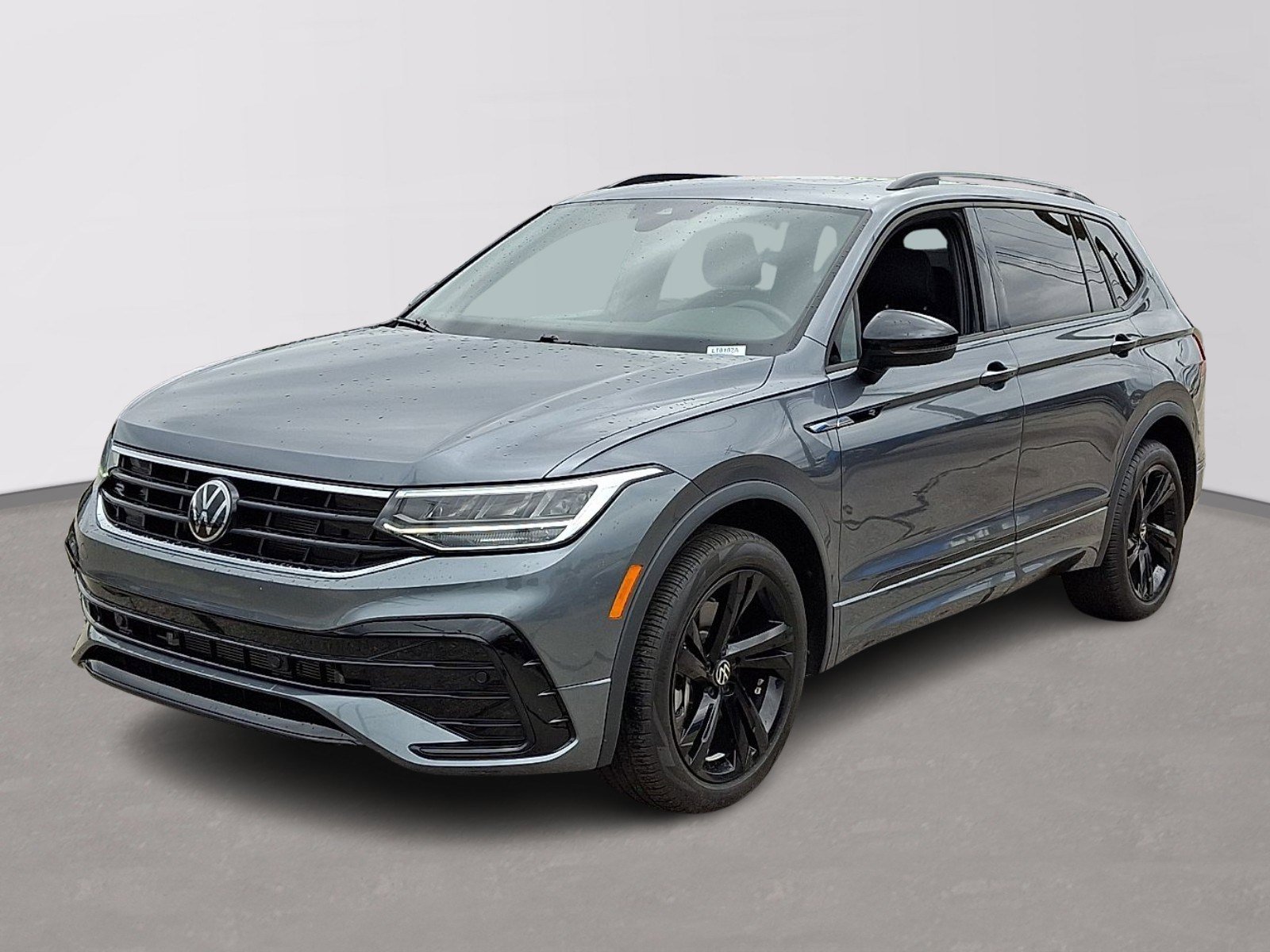 Used 2024 Volkswagen Tiguan SE R-Line FWD image 3