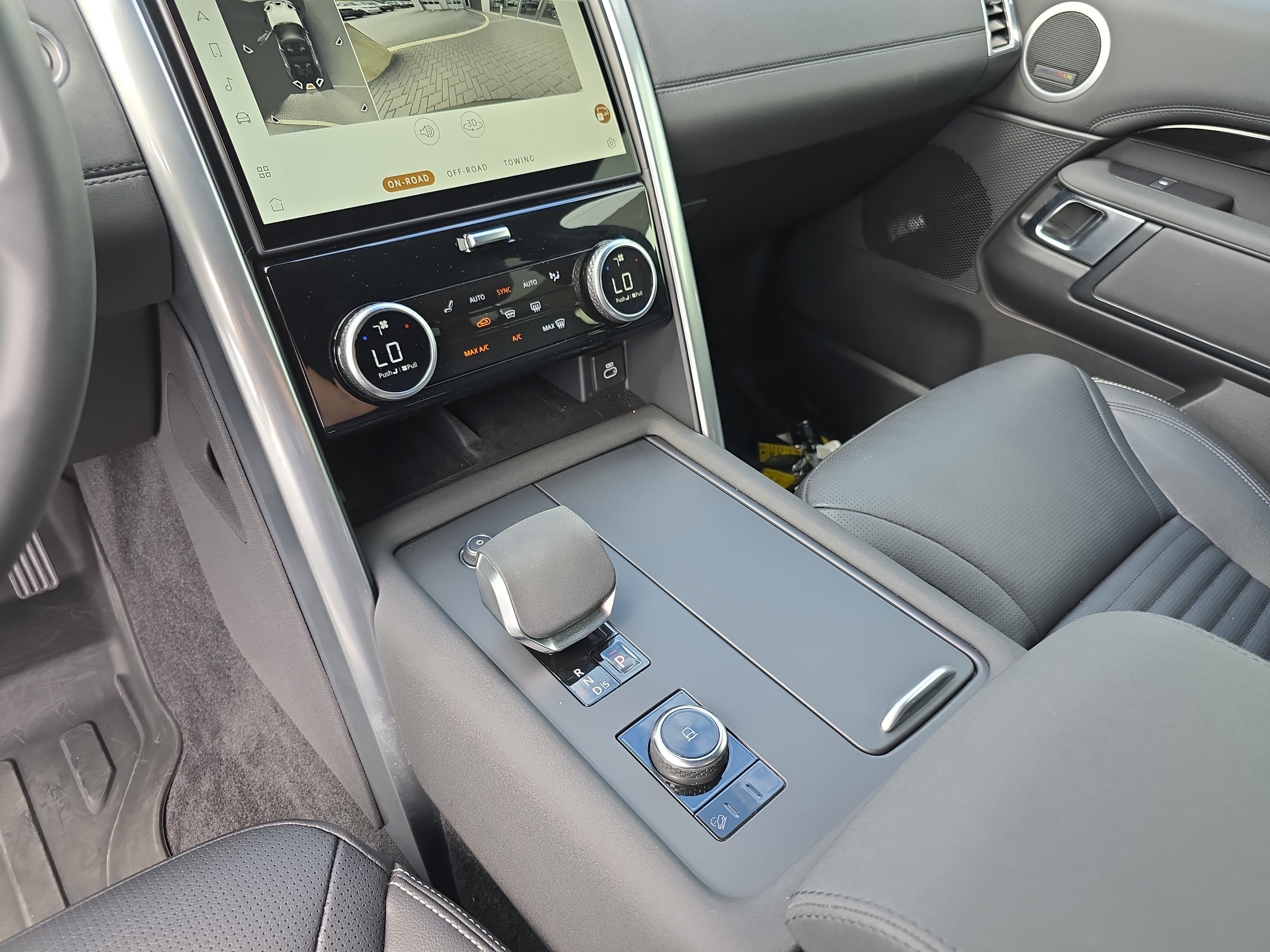 Certified 2025 Land Rover Discovery S AWD/4WD image 31